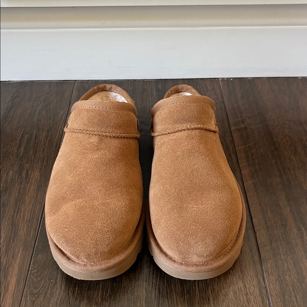 Like New UGG Classic Slipper - Picture 4 of 8